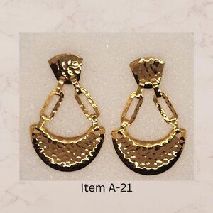 Vintage AVON  Gold Tone Drop & Dangle Pierced Earrings Item A-21